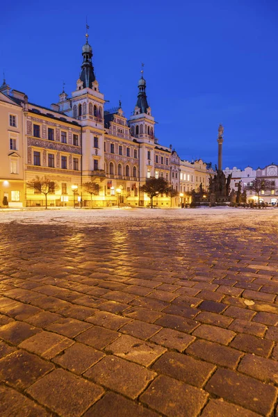 Rathaus und Pestsäule am Pernstynske-Platz in Pardubice — Stockfoto