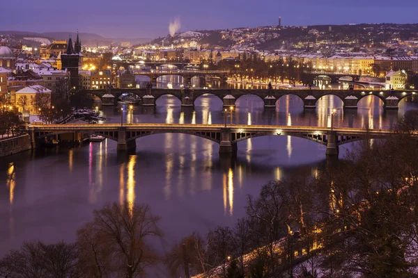 Vinter i Prag - broer på Vltava-floden Royaltyfrie stock-fotos