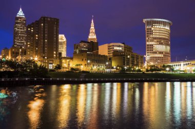 Cleveland manzarası Cuyahoga Nehri arasında