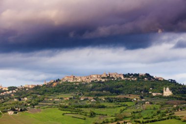 Montepulciano panorama adlı günbatımı
