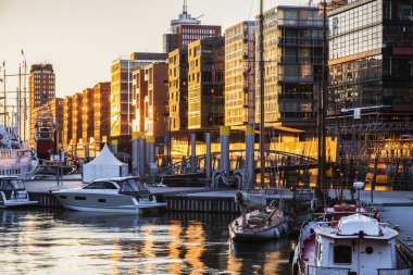 Gün batımında Hamburg mimarisi