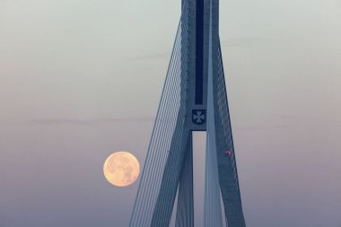 Süper ay Tadeusz Mazowiecki Bridge'de Rzeszow tarafından