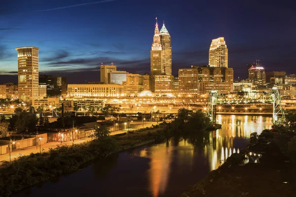 El horizonte de Cleveland y el río Cuyahoga — Foto de Stock