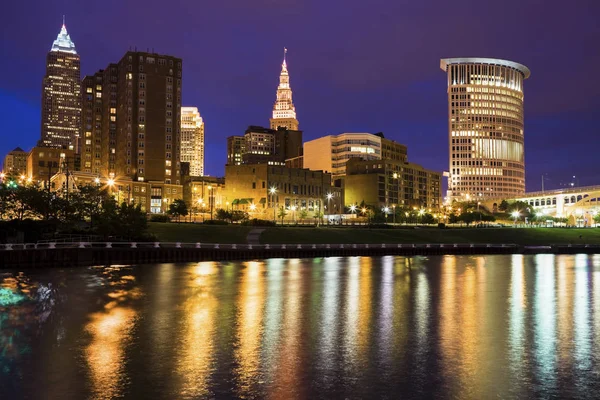 Cleveland manzarası Cuyahoga Nehri arasında — Stok fotoğraf