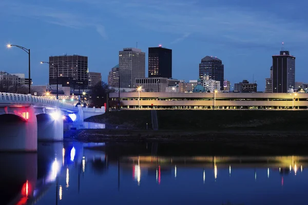 Skyline de Dayton à noite — Fotografia de Stock