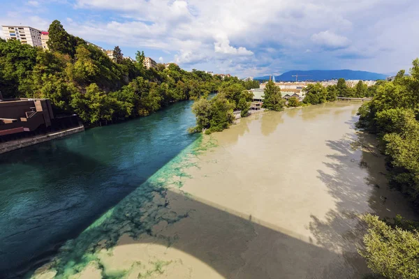 Vzniká soutokem řek Arve v Ženevě a Rhone — Stock fotografie