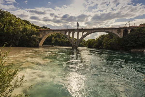 Samenvloeiing van de Rhone en de Arve rivieren in Genève — Stockfoto