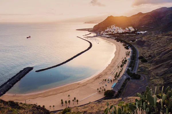 Playa de Las Teresitas em Tenerife ao pôr-do-sol Fotos De Bancos De Imagens Sem Royalties