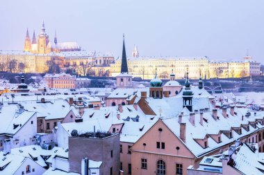 Prag - şehir panorama St. Vitus Katedrali ile kışın