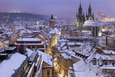 Prag - şehir panorama Tyn Cathedral ve saati için kışın