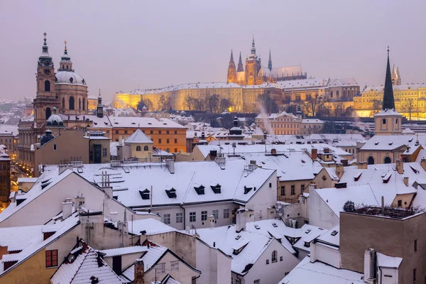 Winter in Praag - panorama van de stad met de St. Vitus Cathedral en St — Stockfoto