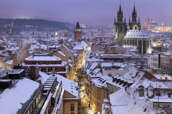 Prag - şehir panorama Tyn Cathedral ve saati için kışın — Stok fotoğraf