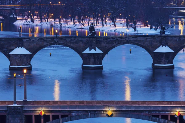 Invierno en Praga - puentes sobre el río Moldava —  Fotos de Stock