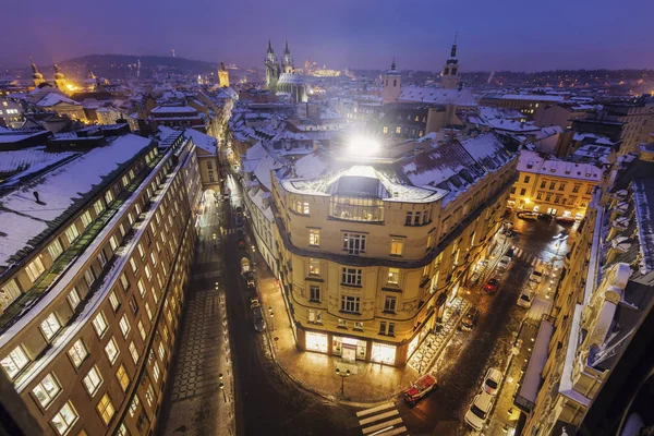 Zima w Pradze - panorama miasta z Tyn Cathedral — Zdjęcie stockowe