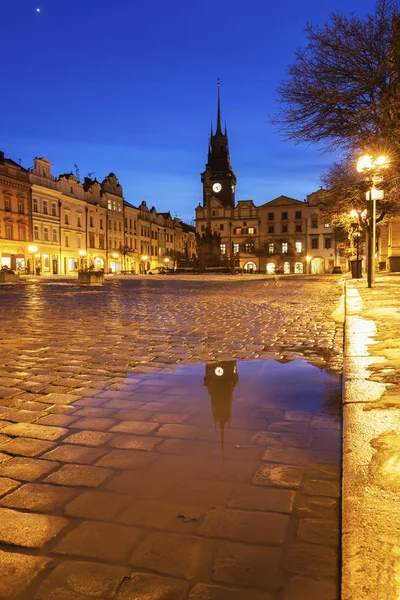 Pernstynske náměstí a zelená věž v Pardubicích — Stock fotografie