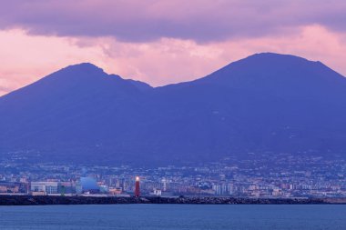 Napoli deniz feneri ve gün batımında Vesuvius