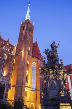 Wroclaw Collegiate Kilisesi geceleri