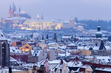 Prag - şehir panorama St. Vitus Katedrali ile kışın