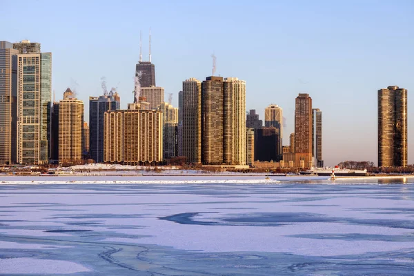 Vinter i Chicago Skyline ved soloppgang – stockfoto