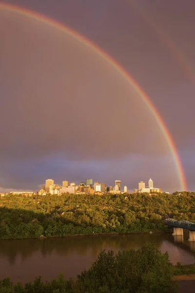 Regenbogen über Edmonton — Stockfoto