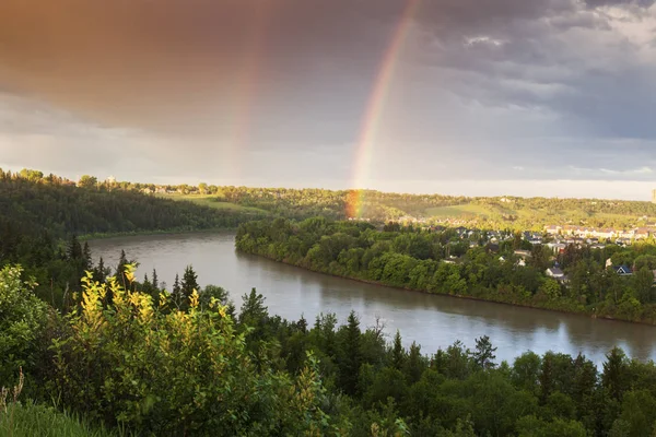 Rainbow over Noord Saskatchewan River — Stockfoto