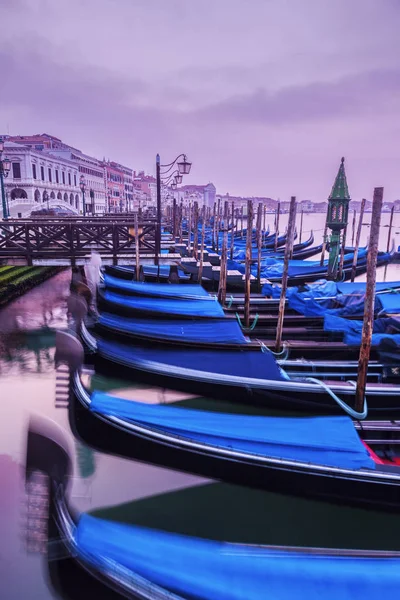 Góndolas en Venecia al amanecer — Foto de Stock