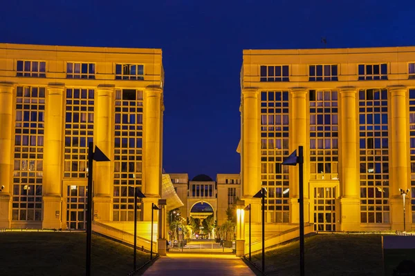 Montpellier architettura di notte — Foto Stock
