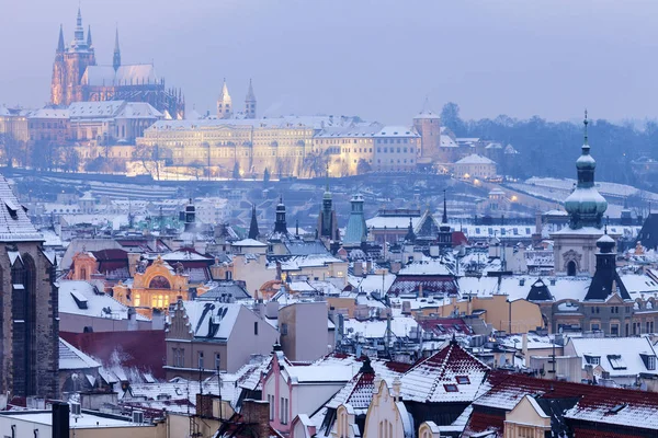 Winter in Praag - panorama van de stad met de St. Vitus Cathedral — Stockfoto