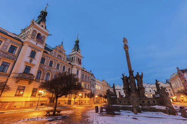 Rathaus und Pestsäule am Pernstynske-Platz in Pardubice — Stockfoto
