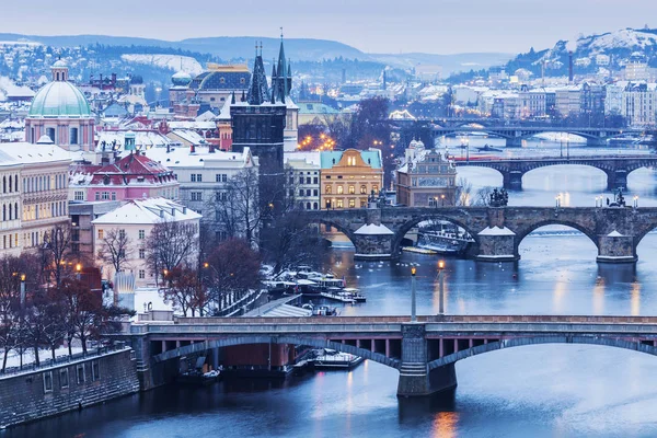 Vinter i Prag - broer på Vltava-floden Stock-billede