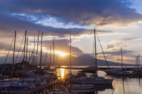 Napoli Vezüv yukarıda yükselen güneş