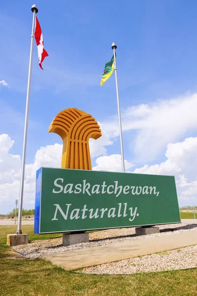 Ласкаво просимо в Саскачеван - знак і прапорів — стокове фото