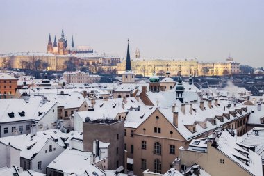 Prag - şehir panorama St. Vitus Katedrali ile kışın