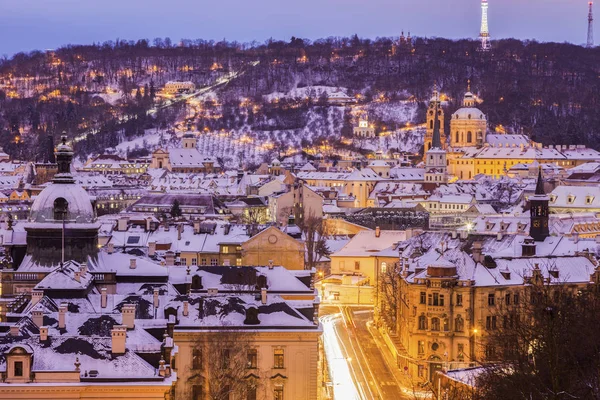 Winter in Praag - panorama van de stad met de St. Nicholas Church — Stockfoto
