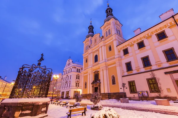 Mariä Himmelfahrt Kirche auf dem Hauptplatz in Hradec kralove — Stockfoto