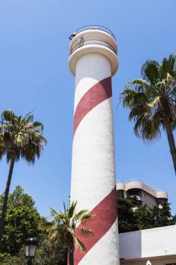 Marbella deniz feneri ve mavi gökyüzü