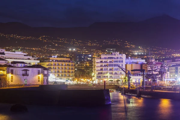 Puerto de la Cruz på natten och Teide i bakgrunden — Stockfoto