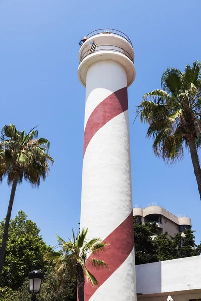 Marbella deniz feneri ve mavi gökyüzü