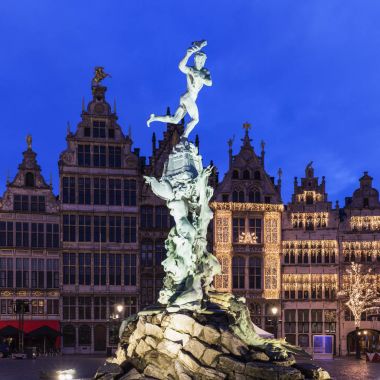 Brabo çeşme Grote Markt Antwerp üzerinde