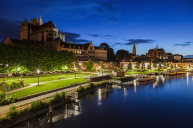 Auxerre Yonne Nehri boyunca