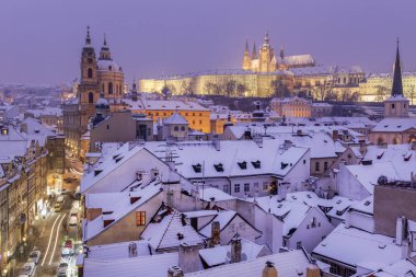 Prag - şehir panorama St. Vitus Katedrali ve St ile kışın