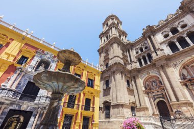 Malaga Katedrali ve mavi gökyüzü