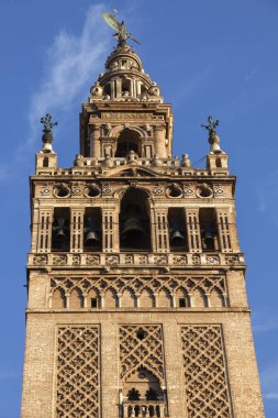 Sevilla Katedrali ve mavi gökyüzü