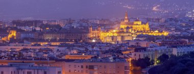 Cordoba Camii Katedrali ile gece Panoraması   