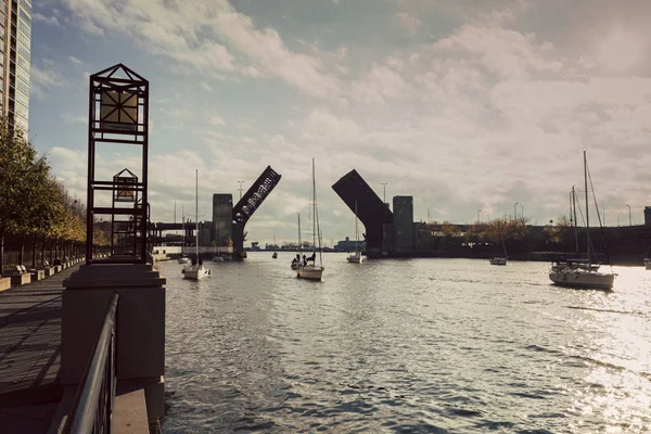 Lake Shore Drive Bridge är upp — Stockfoto