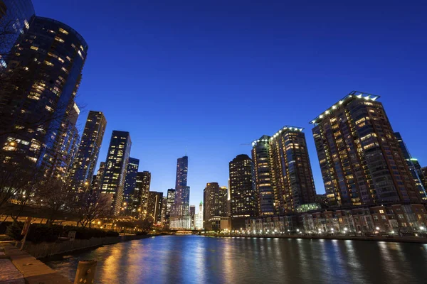 Chicago architecture along the river — Stock Photo, Image