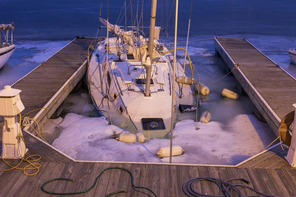 Yacht dimenticato nel lago ghiacciato — Foto Stock