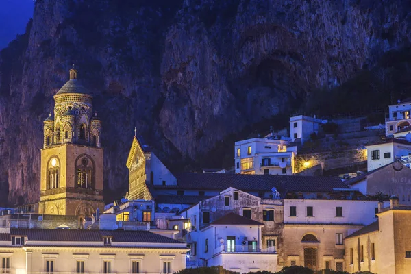 Arquitetura de Amalfi à noite — Fotografia de Stock