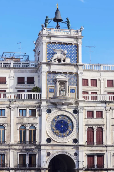 เซนต์มาร์คหอนาฬิกา Piazza San Marco ในเวนิส — ภาพถ่ายสต็อก