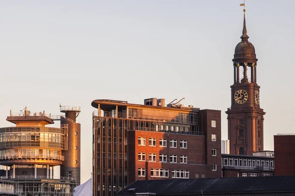 St.-Michielskerk in Hamburg bij zonsopgang — Stockfoto